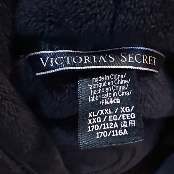 Victoria's Secret Elegant Black soft Robe - Picture 6 of 6